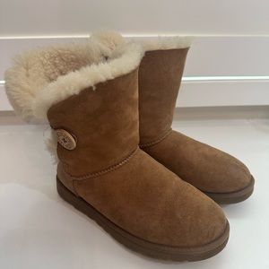 UGG Bailey Button II Boots size 8 in Chestnut Suede